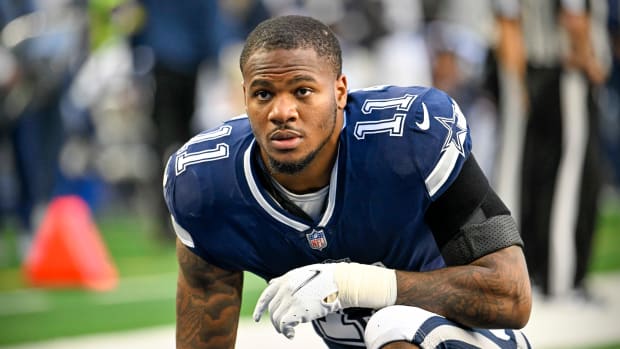 Dallas Cowboys linebacker Micah Parsons kneels before a game.